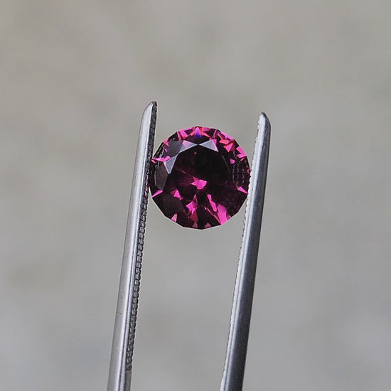 Load and play video in Gallery viewer, 1.45ct Natural Round Cut Umba Garnet
