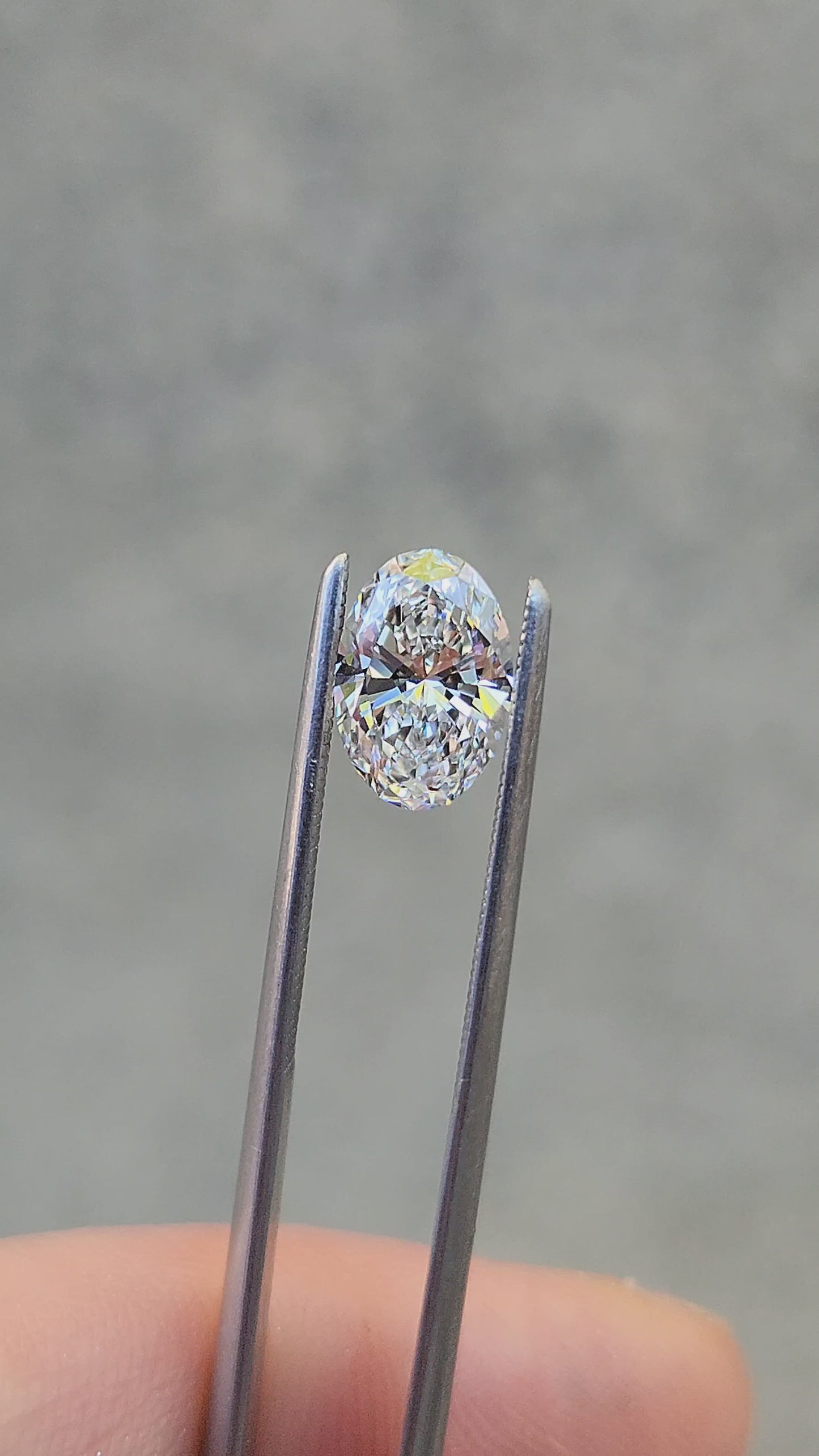 Load and play video in Gallery viewer, 1.28ct Oval Lab Diamond F/VS1
