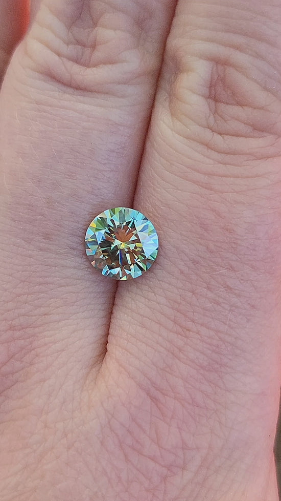Load and play video in Gallery viewer, 1.73ct Round Teal Moissanite 8mm

