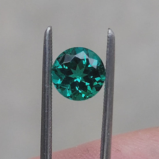 Load and play video in Gallery viewer, Round Cut Chatham Emerald - For Build Your Own Pieces
