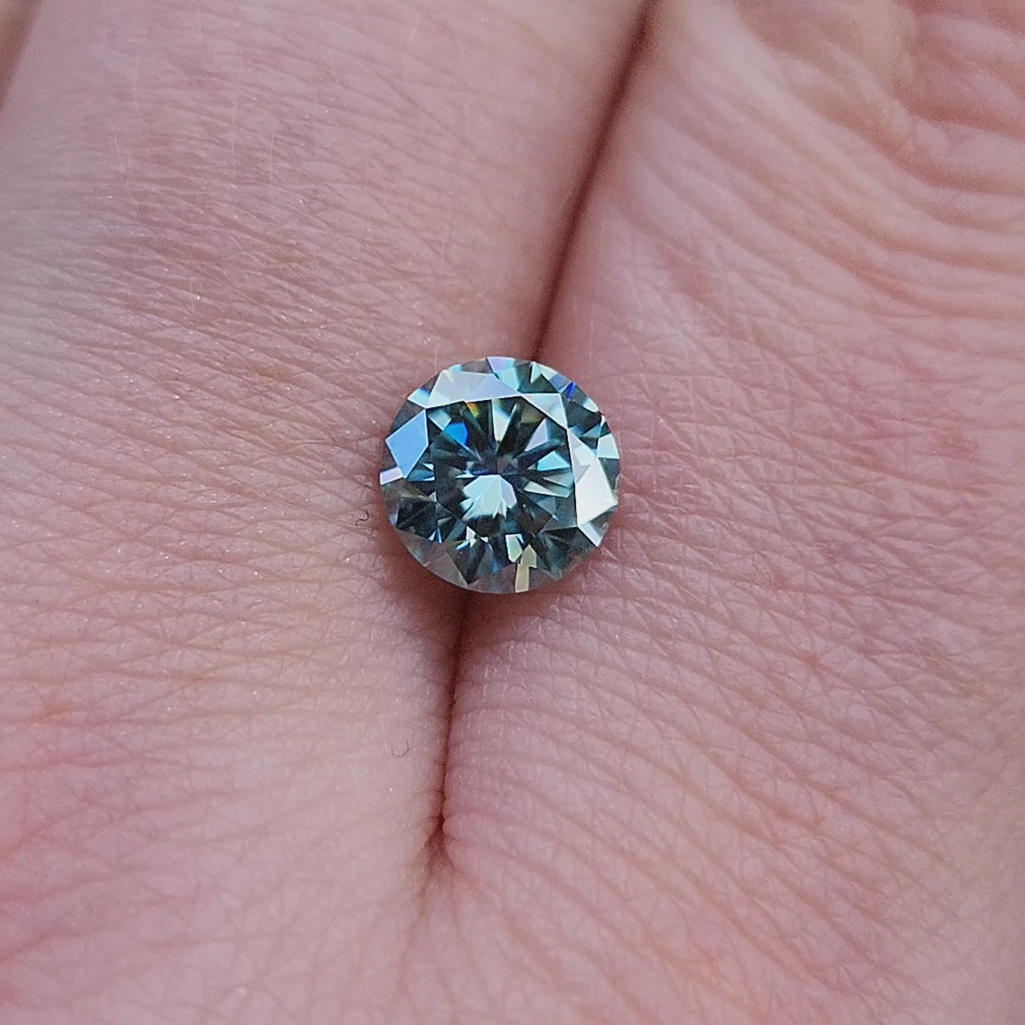 Load and play video in Gallery viewer, 1.10ct Round Cut Seafoam Moissanite
