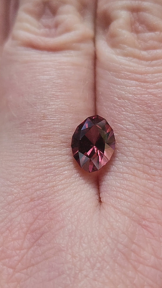 Load and play video in Gallery viewer, 2.81ct Natural Oval Cut Malaya Mahenge Garnet
