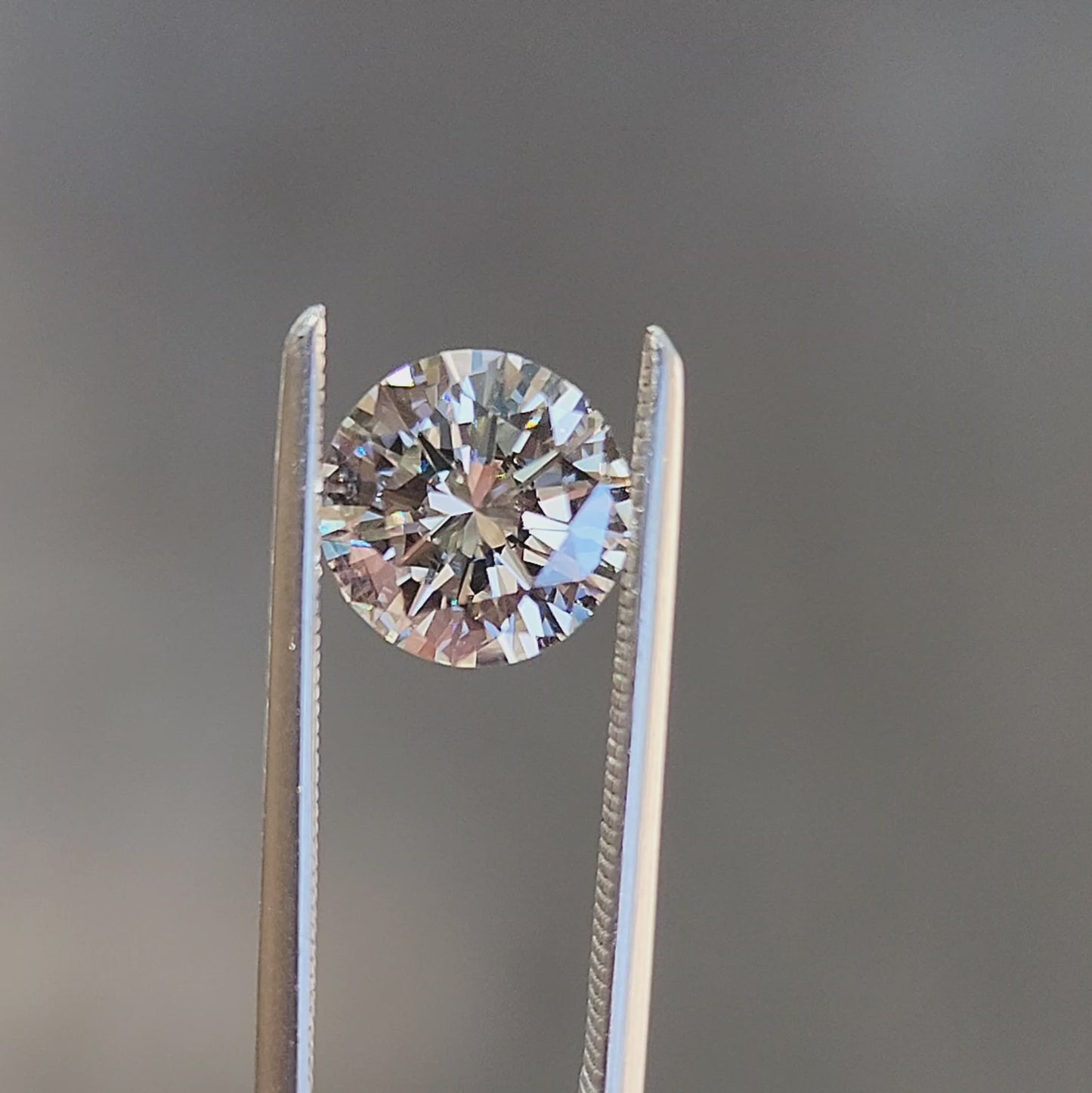 Load and play video in Gallery viewer, 1.37ct Natural Diamond Round Brilliant H/VS
