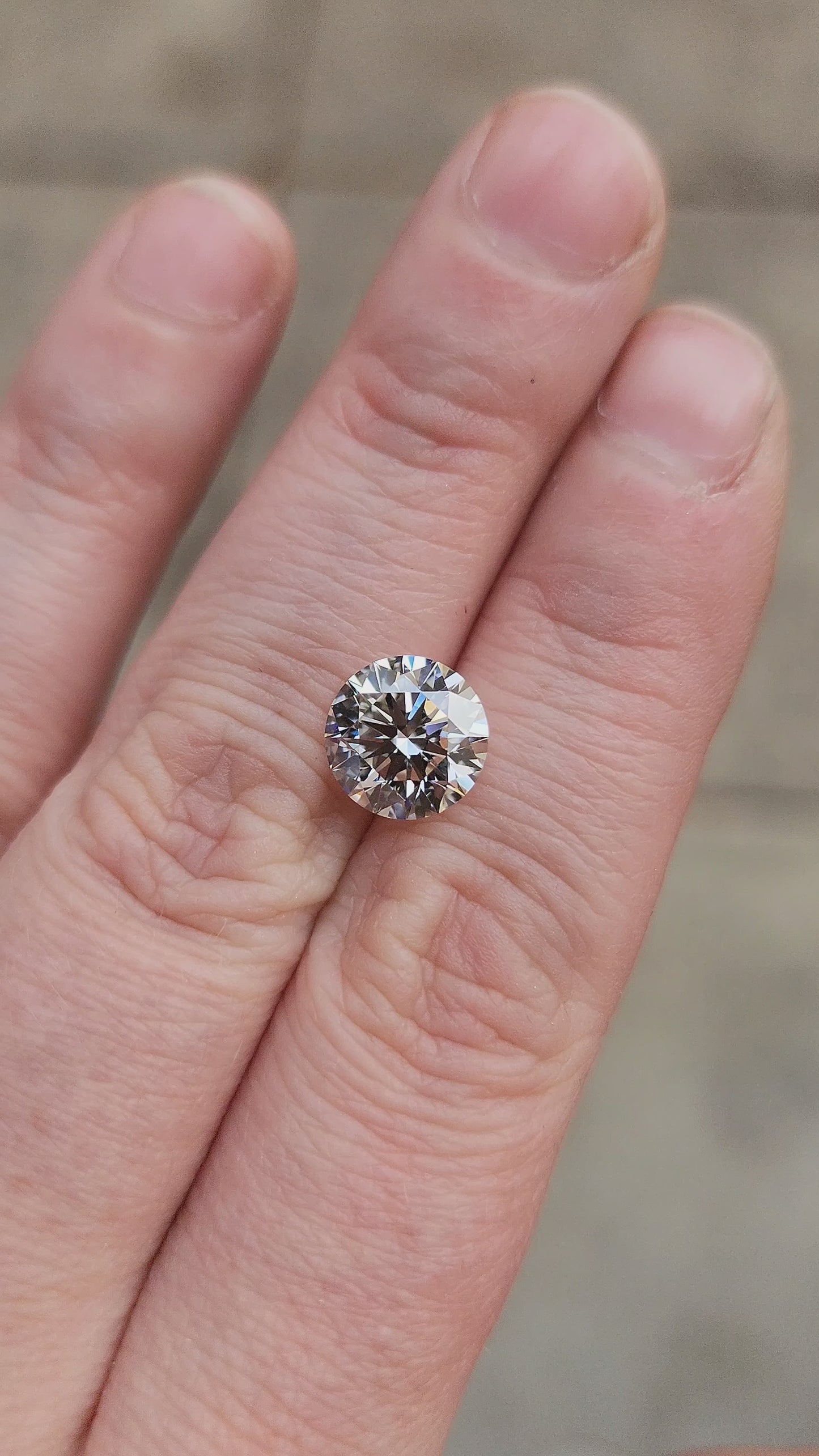 Load and play video in Gallery viewer, 3.01ct Round Brilliant Cut Lab Diamond J/VVS2
