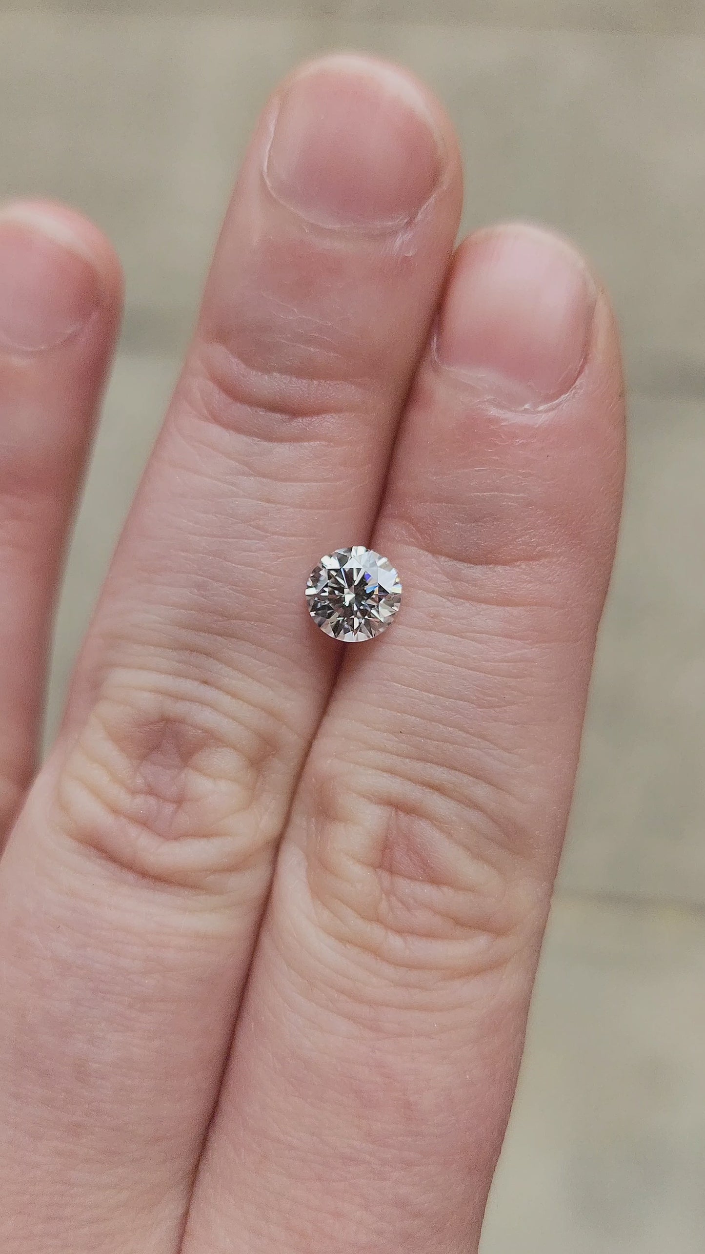 Load and play video in Gallery viewer, .87ct Round Brilliant Cut Lab Diamond E/VS1
