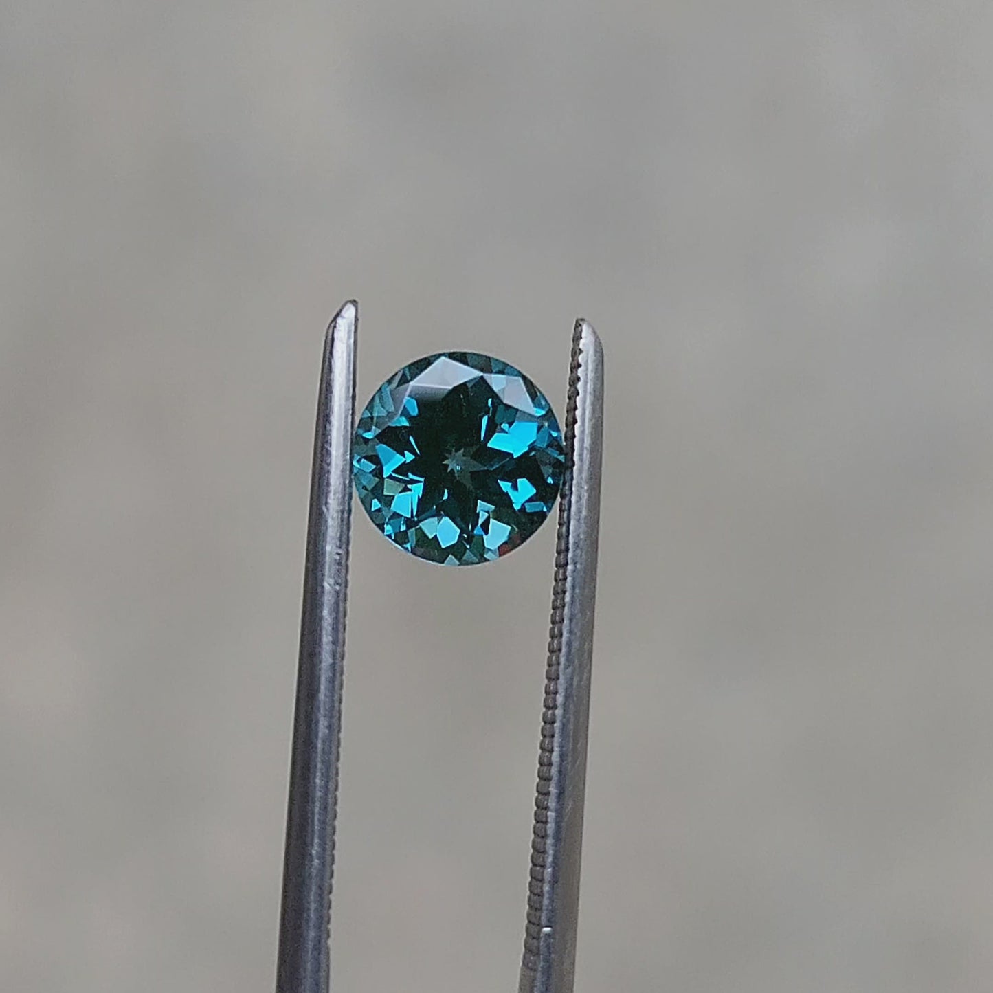 Load and play video in Gallery viewer, Round Cut Chatham Paraiba Spinel - For Build Your Own Pieces
