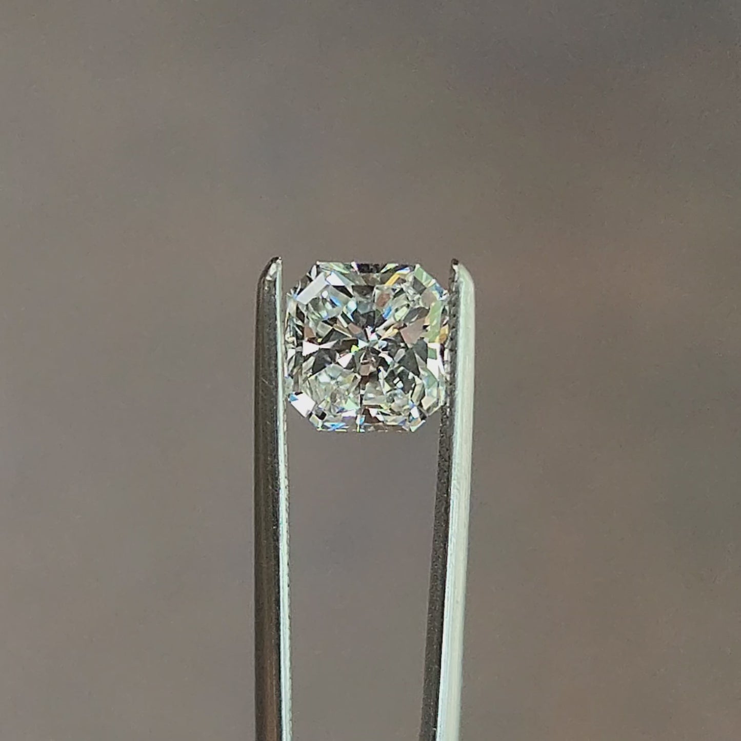 Load and play video in Gallery viewer, 1.03ct Natural Diamond E/VS1 Radiant Cut
