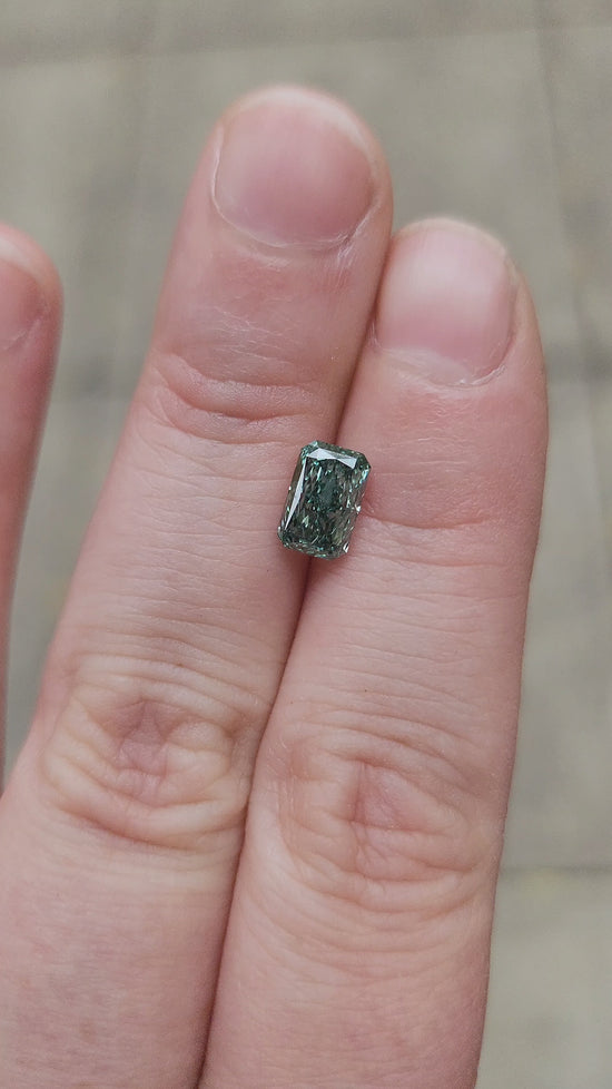 Load and play video in Gallery viewer, 1.31ct Radiant Cut Lab Vivid Green Diamond VVS2
