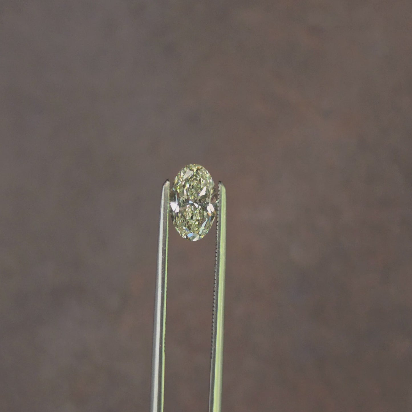 Load and play video in Gallery viewer, .90ct Natural Oval Diamond M/VS2
