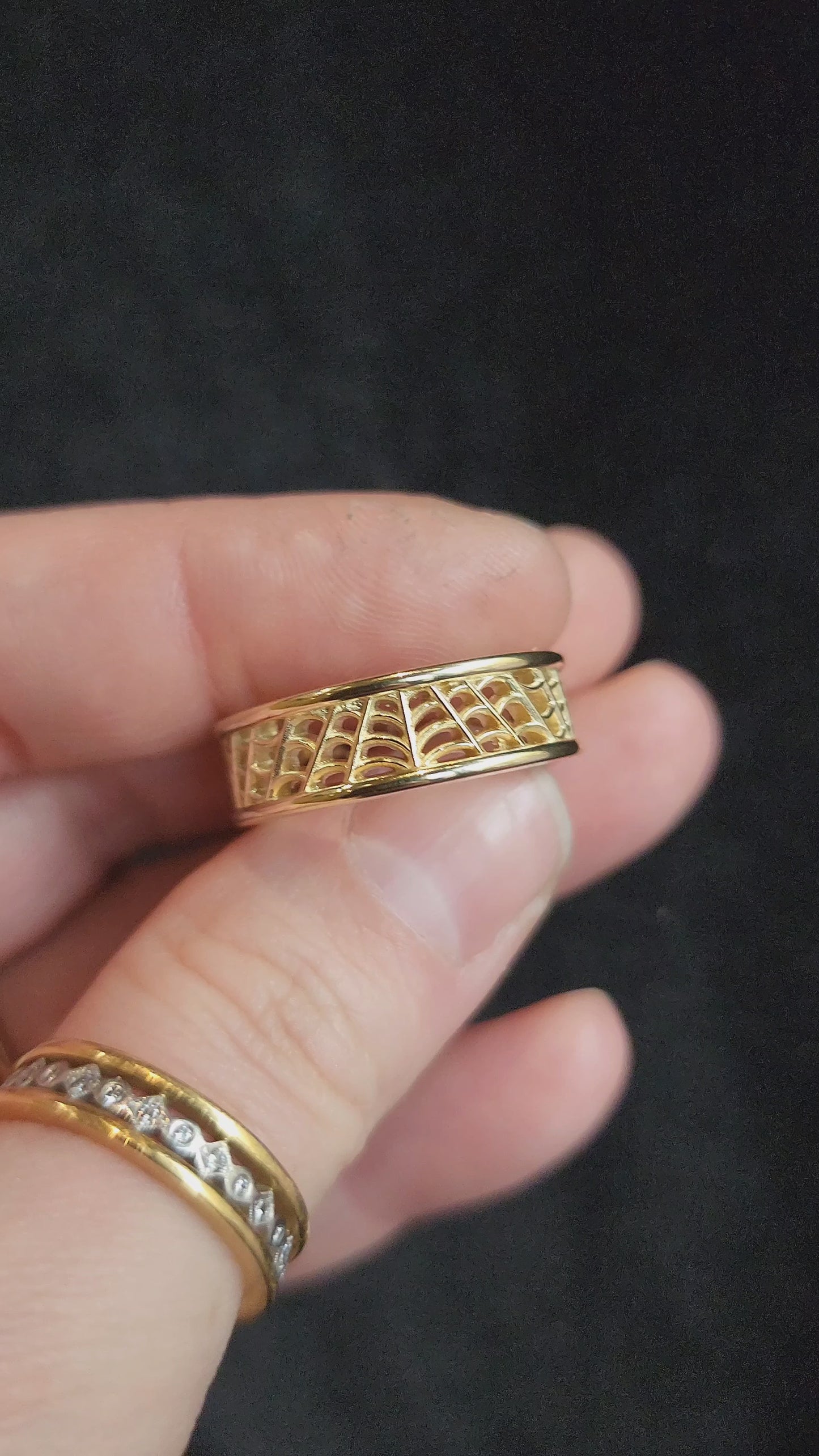 Load and play video in Gallery viewer, Gomez Spider Web Wedding Band - 14k Gold video 1
