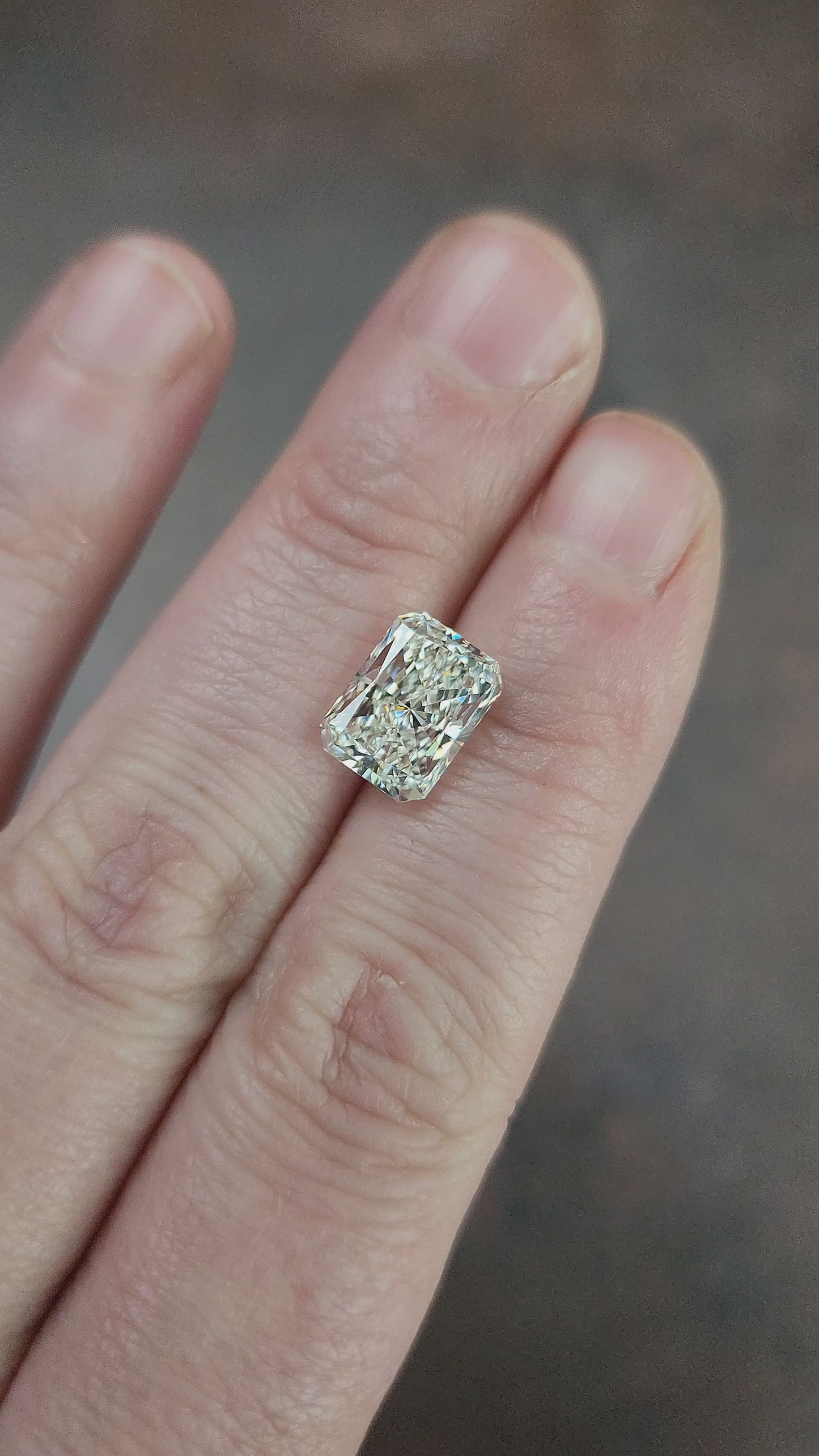Load and play video in Gallery viewer, 3.51ct Lab Diamond I/VVS2 Radiant Cut
