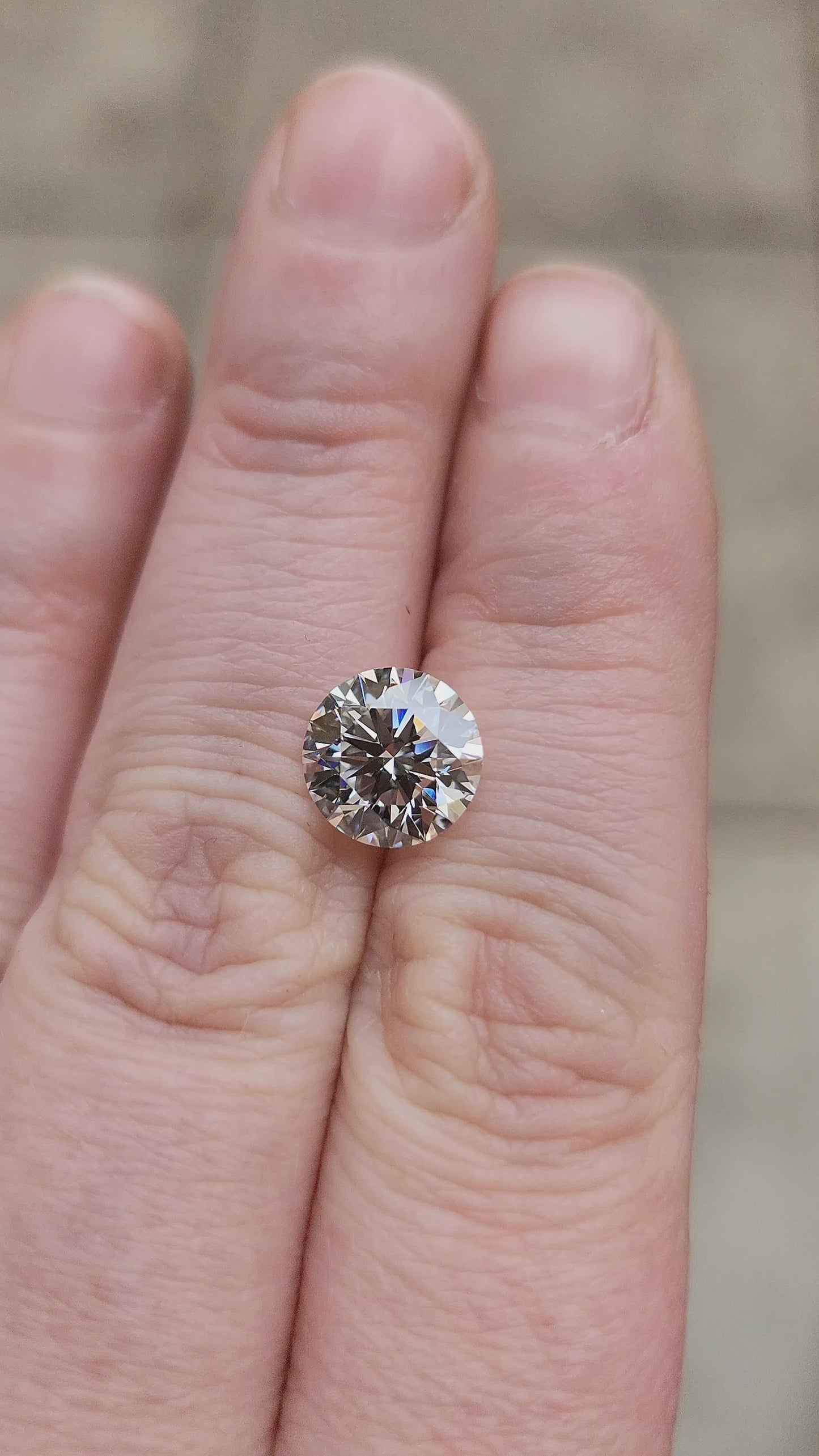 Load and play video in Gallery viewer, 2.94ct Round Brilliant Cut Lab Diamond I/VVS2
