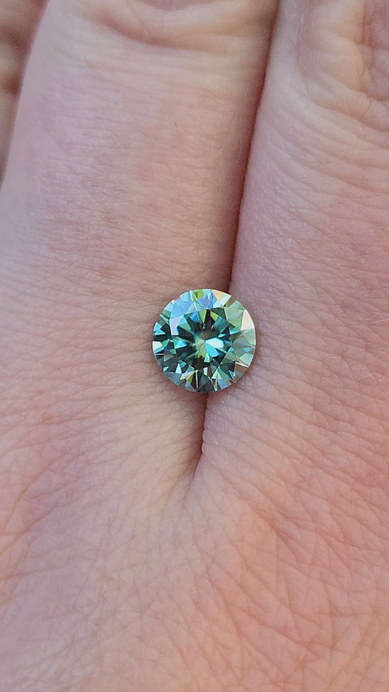 Load and play video in Gallery viewer, 1.21ct Round Cut Seafoam Moissanite 7mm
