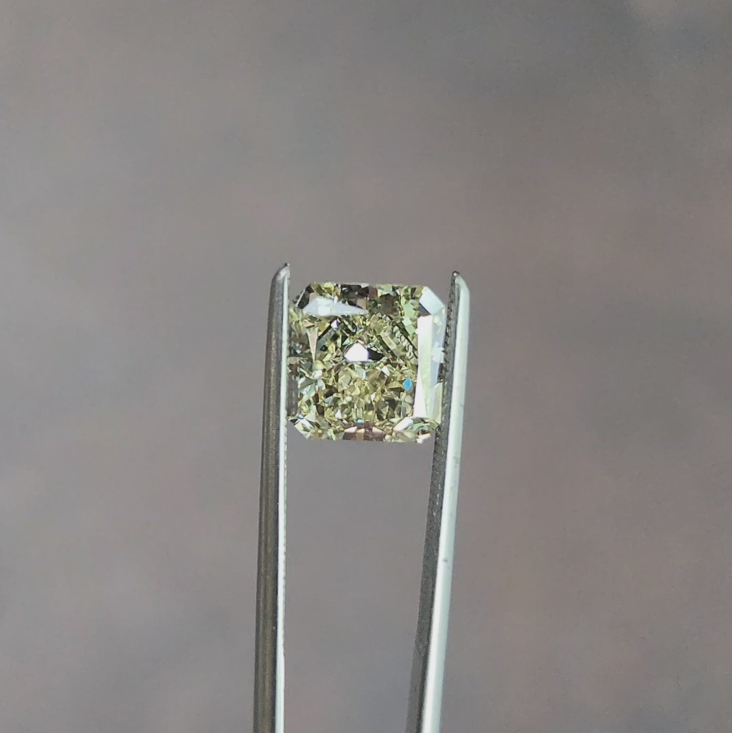 Load and play video in Gallery viewer, 2.39 Lab Diamond Fancy Light Yellow VS2 Radiant Cut

