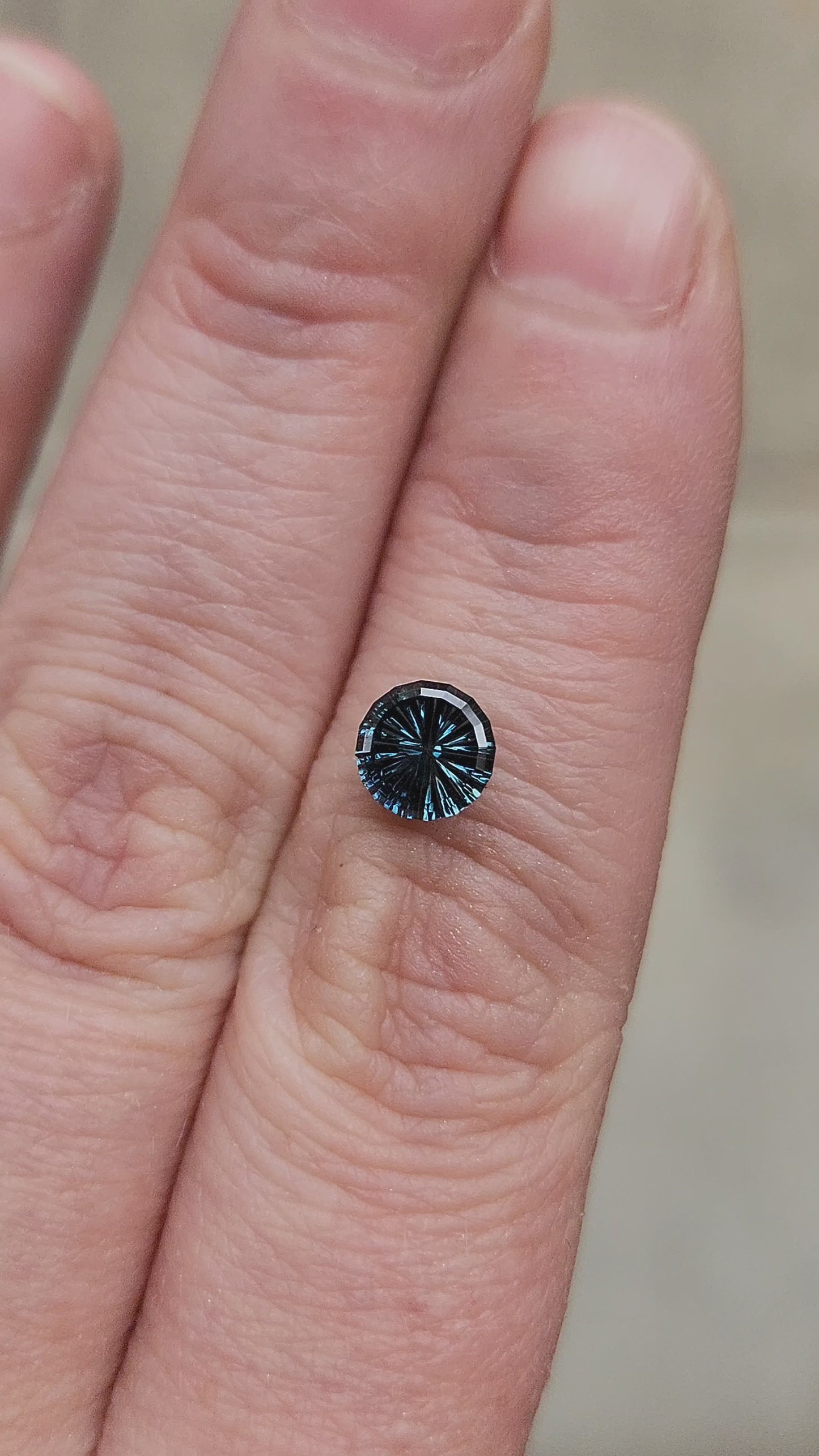 Load and play video in Gallery viewer, 1.13ct Natural Teal Australian Round Sapphire - Starbrite Cut by John Dyer
