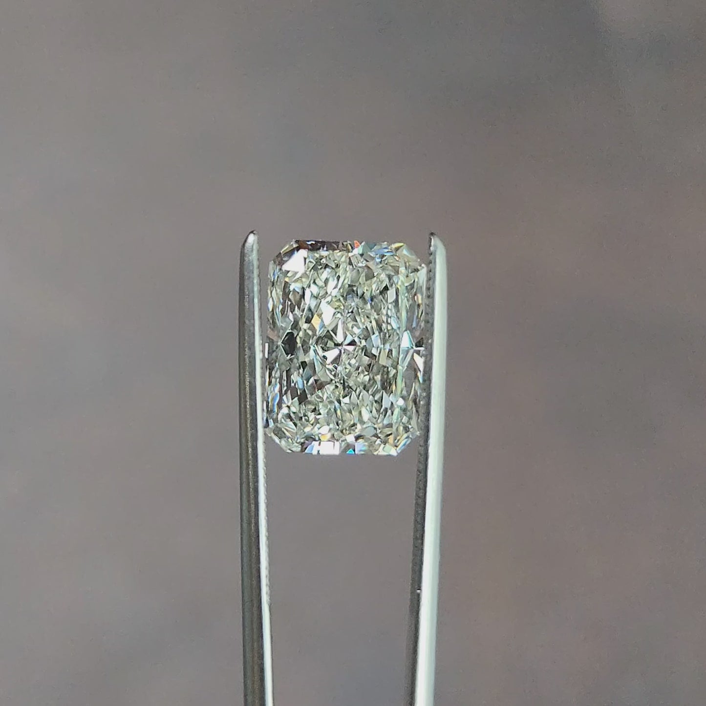 Load and play video in Gallery viewer, 3.51ct Lab Diamond I/VVS2 Radiant Cut
