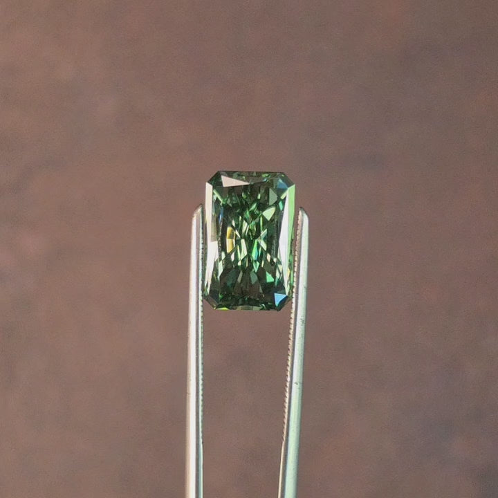 Load and play video in Gallery viewer, 2.52ct Radiant Green Lab Diamond VVS2
