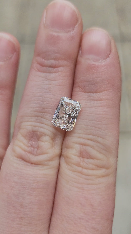 Load and play video in Gallery viewer, 2.88ct Radiant Cut Lab Diamond I/VS2
