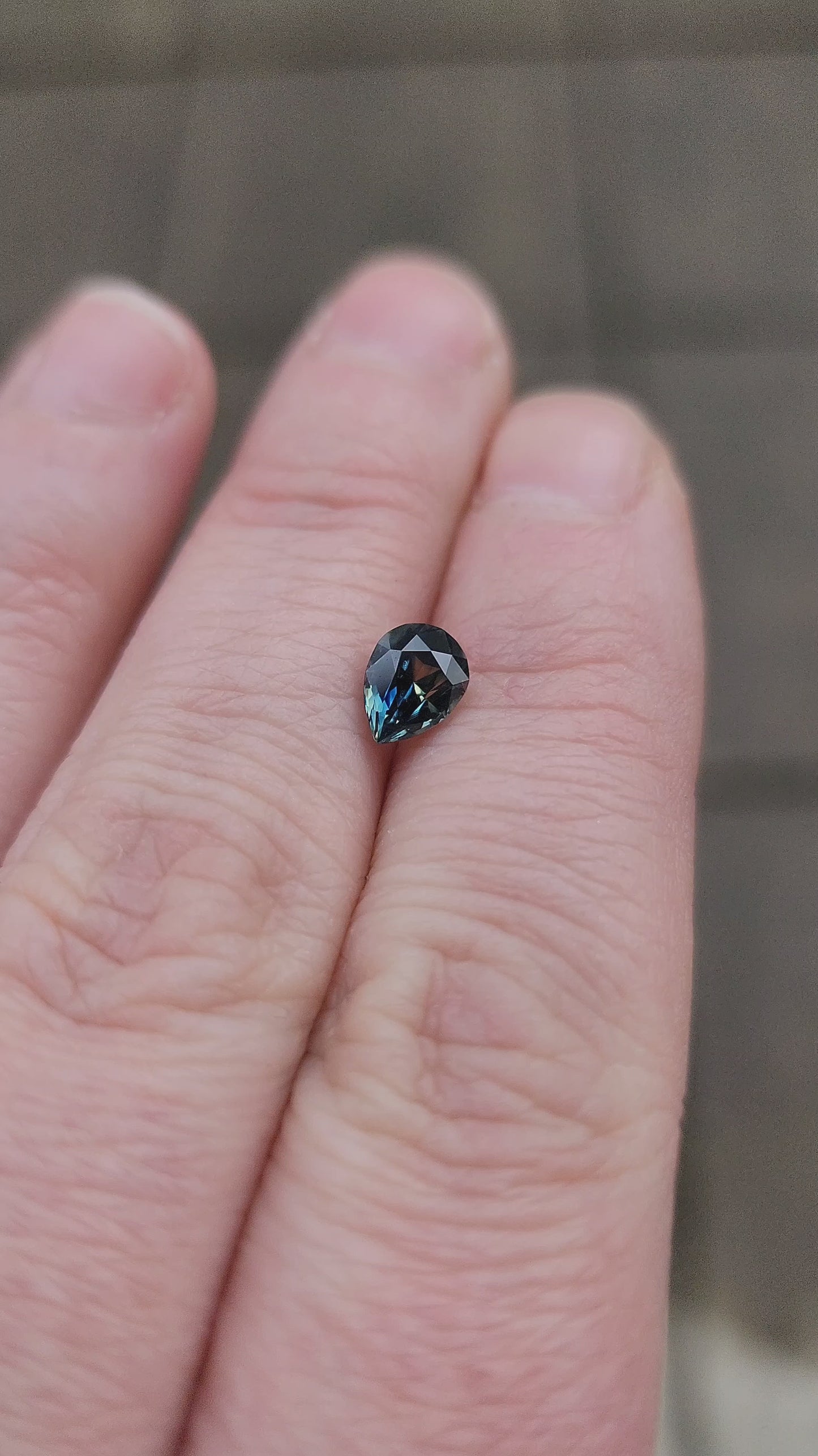 Load and play video in Gallery viewer, 1.06ct 6.8x5.2x4.1mm Natural Unheated  from Nigeria Blue and Green Sapphire
