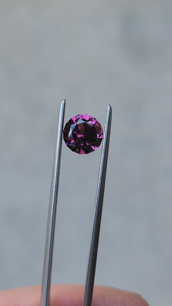 Load and play video in Gallery viewer, 1.81ct Round Cut Natural Mahenge Garnet
