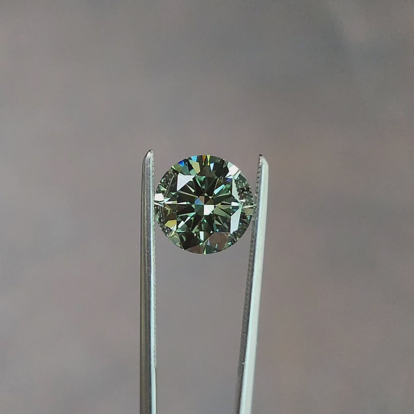 Load and play video in Gallery viewer, 2.01ct Lab Diamond Fancy Vivid Green Round Brilliant VVS2
