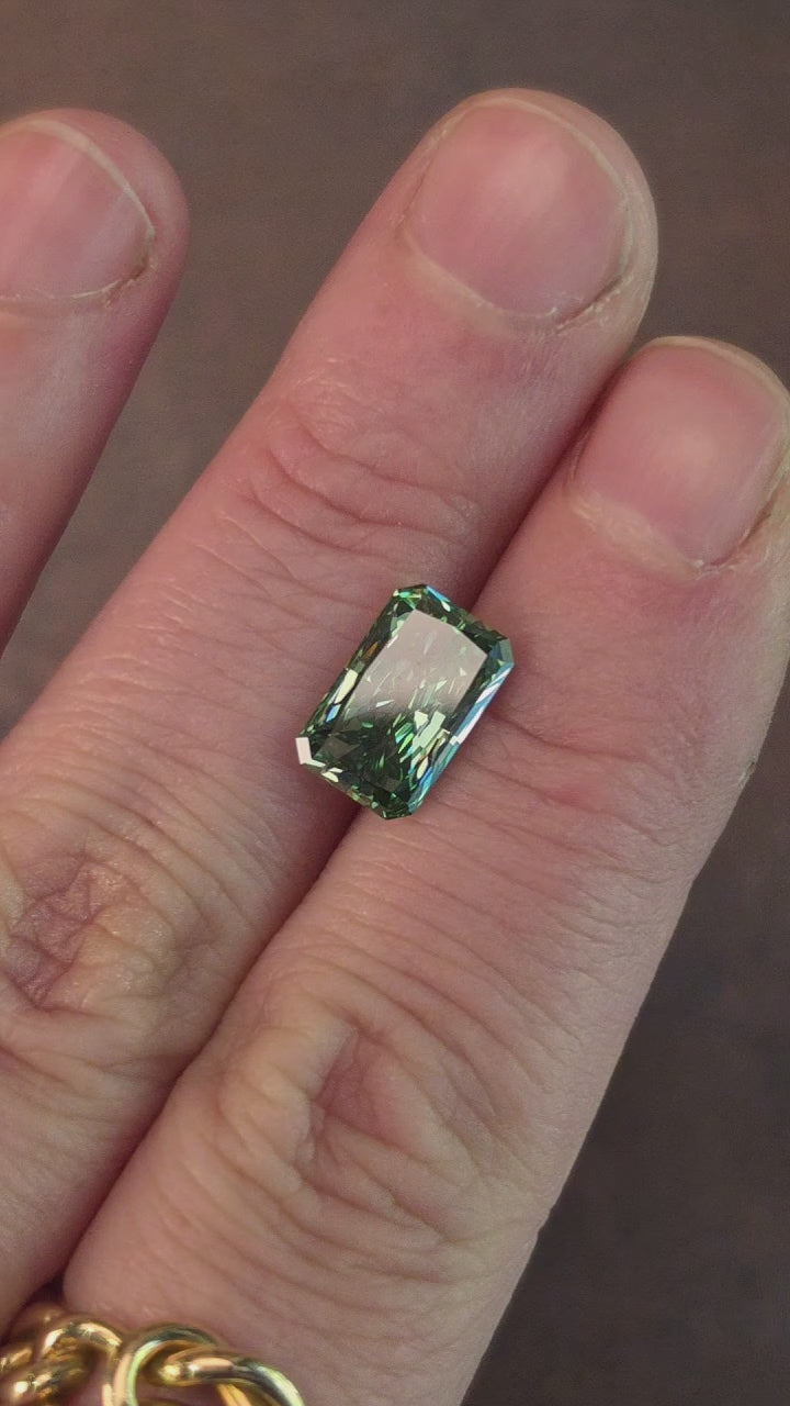 Load and play video in Gallery viewer, 2.52ct Radiant Green Lab Diamond VVS2
