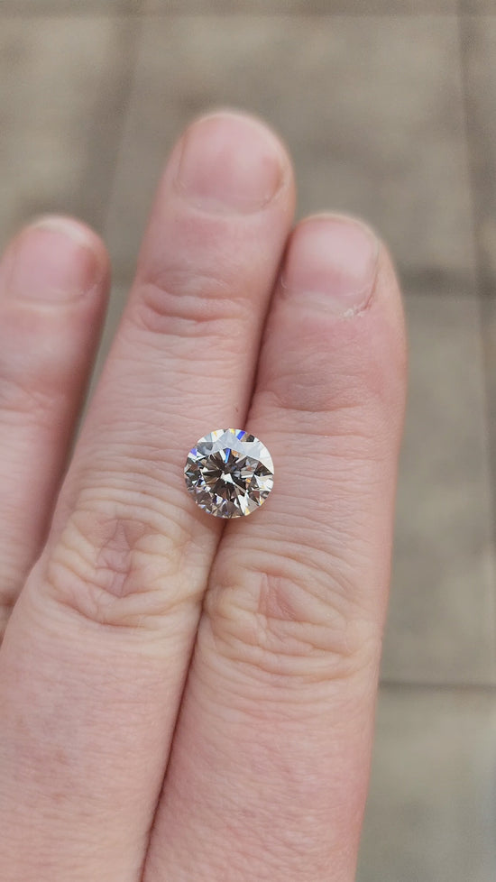 Load and play video in Gallery viewer, 2.54ct Round Brilliant Cut Lab Diamond I/VVS2
