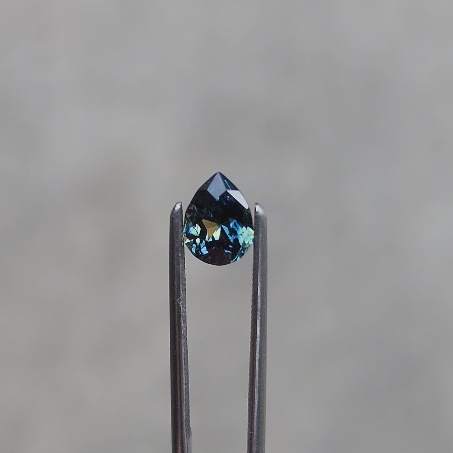 Load and play video in Gallery viewer, 1.06ct 6.8x5.2x4.1mm Natural Unheated  from Nigeria Blue and Green Sapphire
