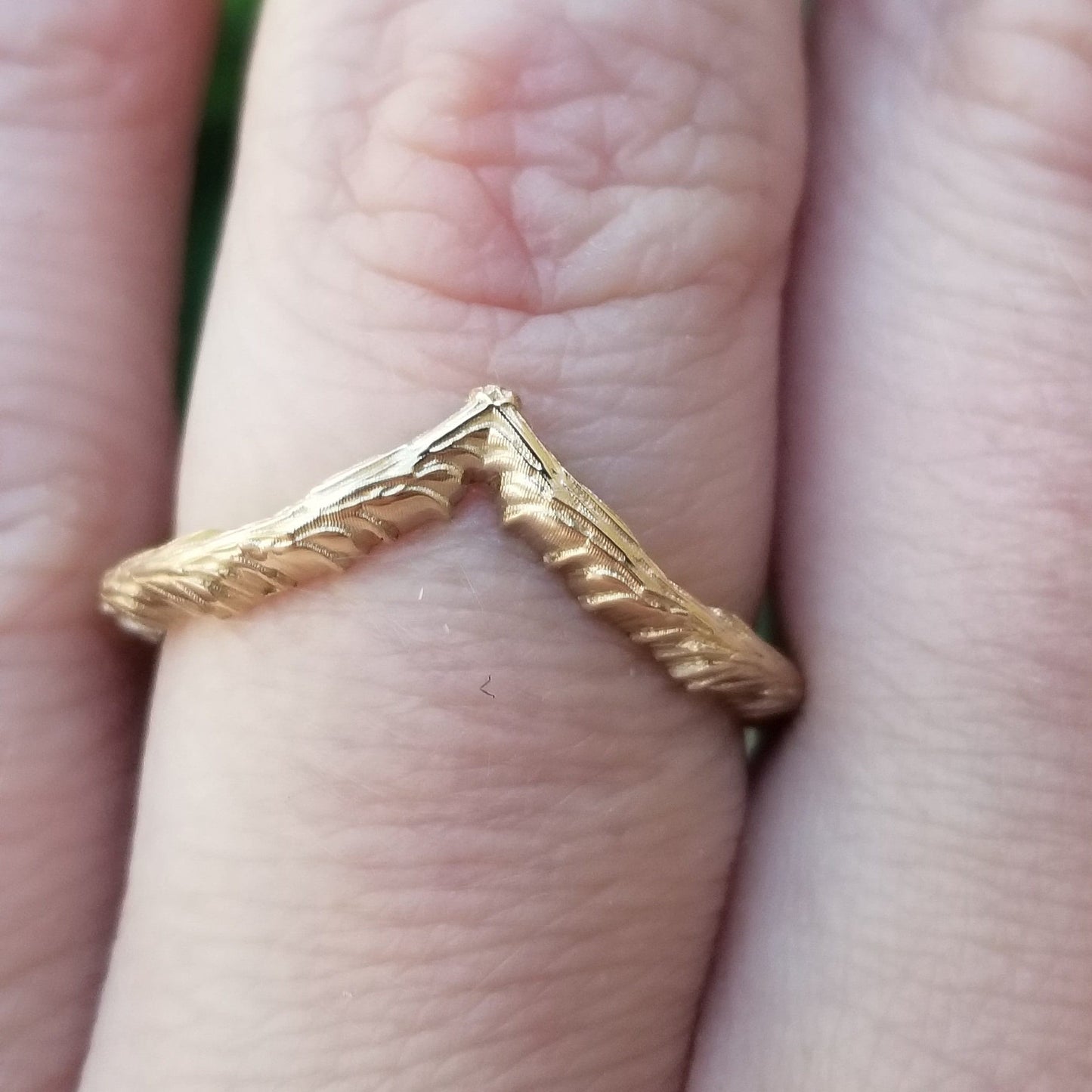 Load image into Gallery viewer, 14k Gold Forest Chevron - Nature Stacking Wedding Band - Pointed Side Band
